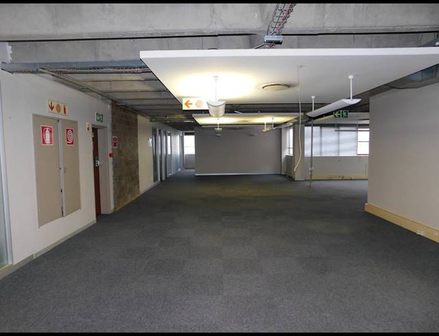 1,000M² OFFICE TO LET IN FERNDALE
